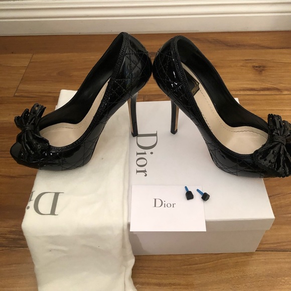 Patent leather round toe pump - Picture 1 of 7
